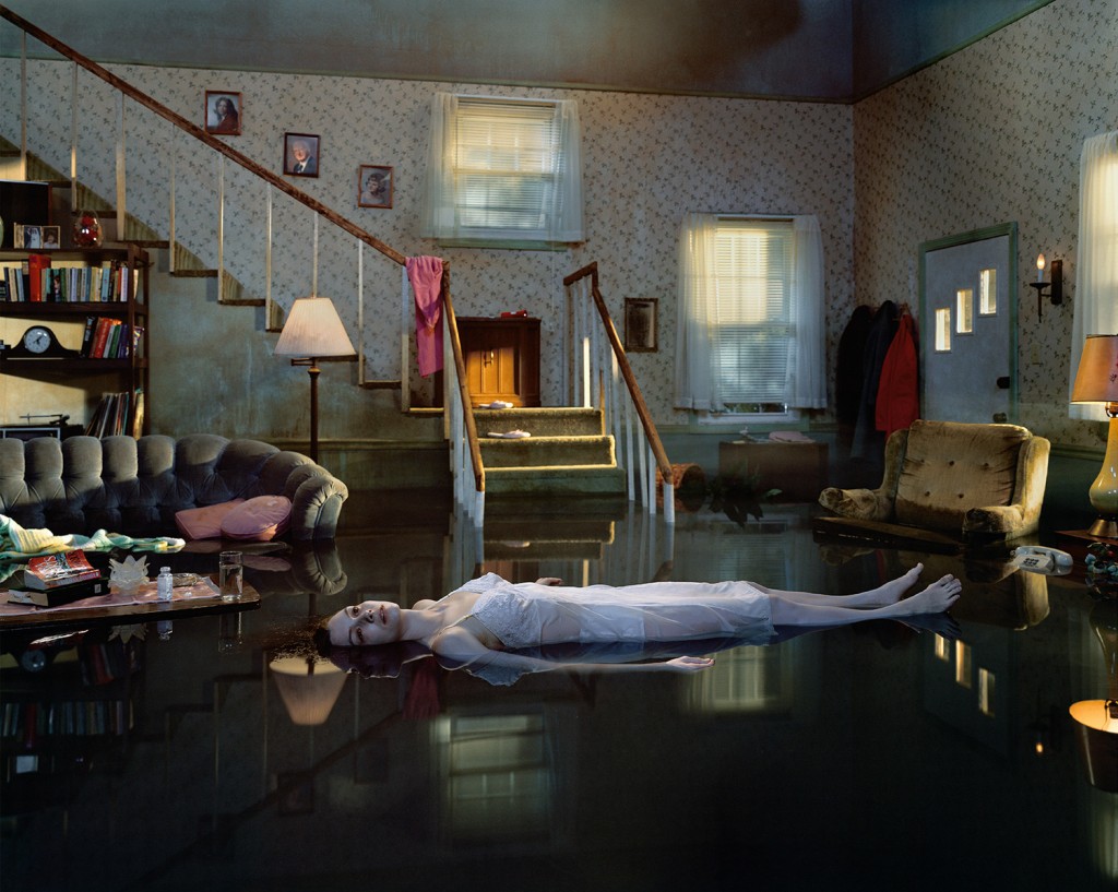 Грегори Крюдсон (Gregory Crewdson) - американский фотограф, известный тщательно поставленными, сюрреалистичными сценами американской жизни. Однако не только техническое совершенство и пугающая реалистичность заставляет восхищаться его произведениями.