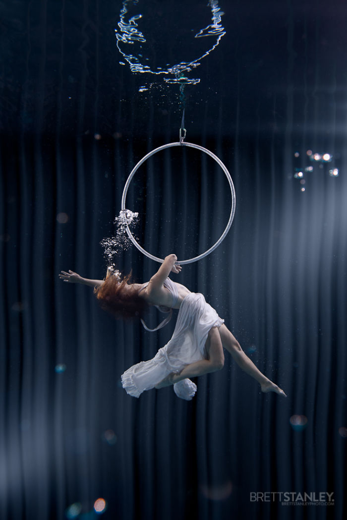 these-underwater-photos-of-circus-performers-will-blow-your-mind__700.jpg
